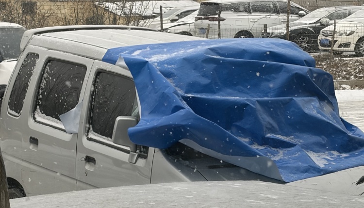 பனி காலநிலையில் வாகனத்தை மூடுவதற்கு PE தார்ப்பாலின் பயன்பாடு